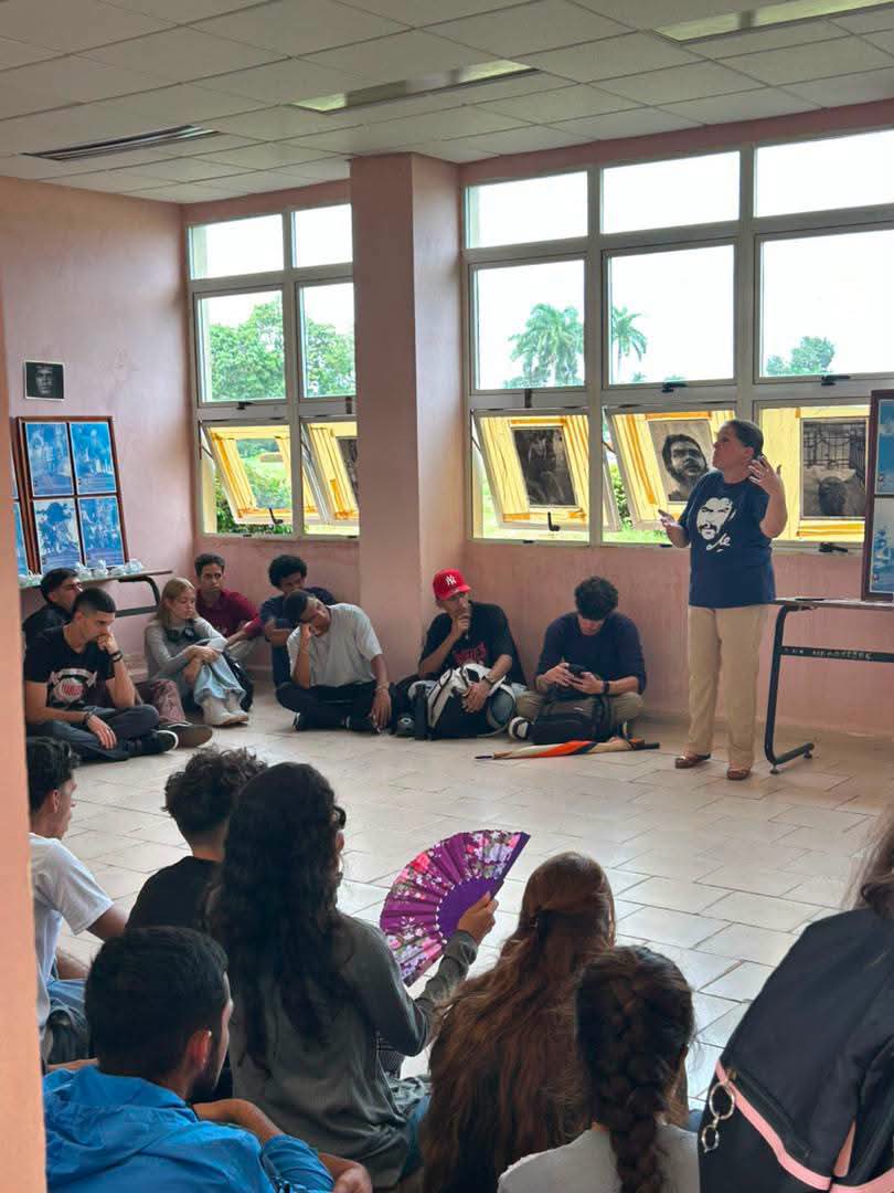 CubaMES's tweet photo. 🇨🇺 ✨ La Cátedra Honorífica Ernesto #Che Guevara de la @universidad_uci inició la Jornada Camilo-Che con una emotiva actividad en la que estudiantes de primer año participaron junto a los niños del proyecto "https://t.co/XHxOYDl0S6". 

ℹ️📷 #SomosUCI
#Cuba https://t.co/YjZN2Va7E6