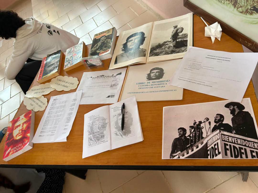 CubaMES's tweet photo. 🇨🇺 ✨ La Cátedra Honorífica Ernesto #Che Guevara de la @universidad_uci inició la Jornada Camilo-Che con una emotiva actividad en la que estudiantes de primer año participaron junto a los niños del proyecto "https://t.co/XHxOYDl0S6". 

ℹ️📷 #SomosUCI
#Cuba https://t.co/YjZN2Va7E6