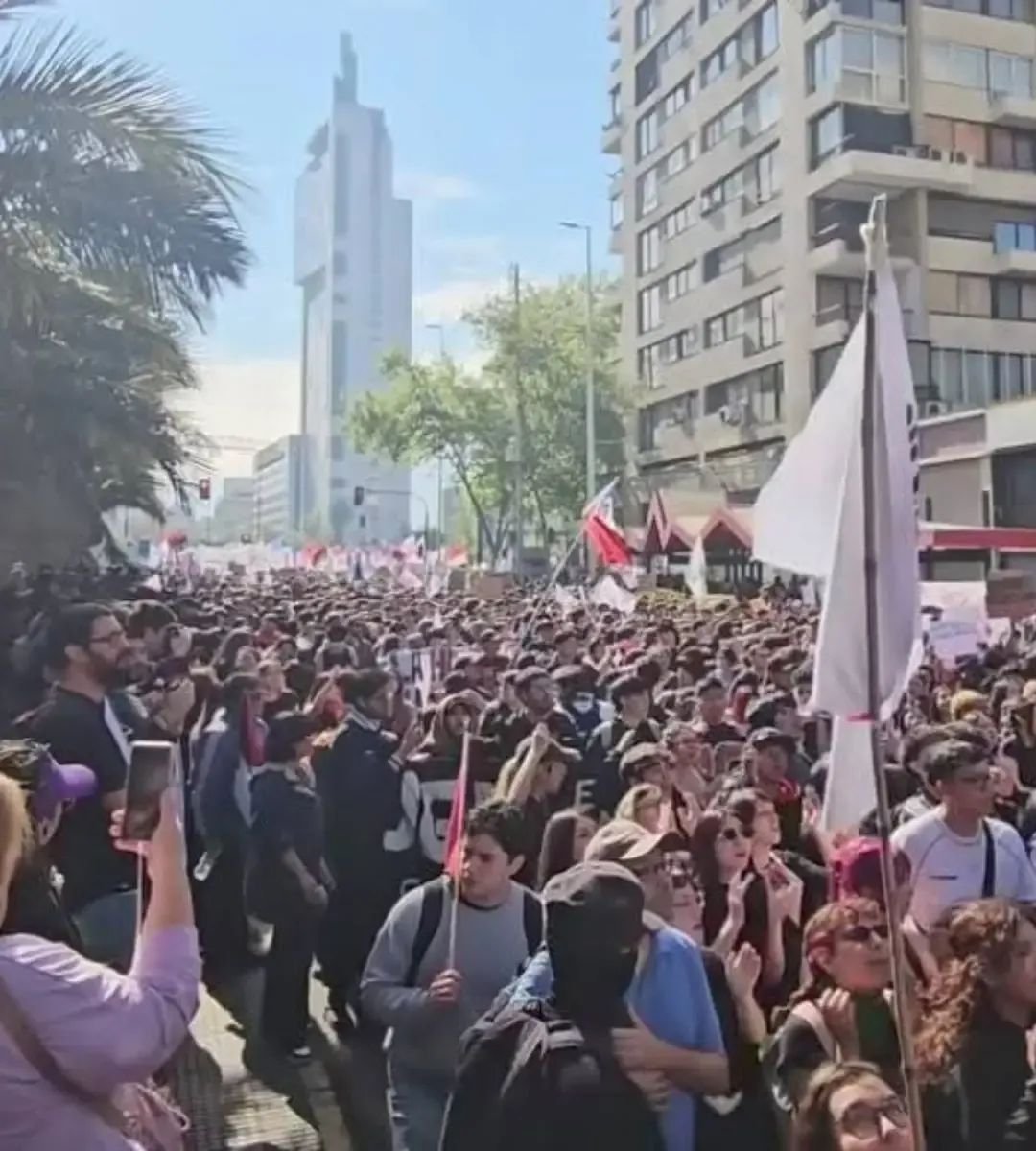 cleporati's tweet photo. Más allá de los clichés de los medios y el oficialismo, los estudiantes tienen esa cualidad única de recordarle a todos que las demandas de uno son, en realidad, las demandas de todos, bienvenido octubre. https://t.co/zwIEDQ3GZM