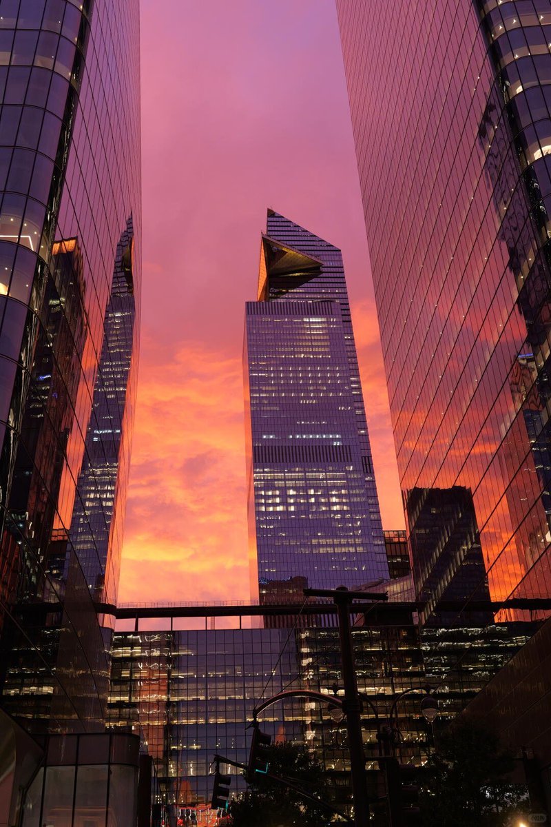 zara_skyfxd's tweet photo. Caught this amazing sunset in New York today. The whole sky turned this soft pink color. It honestly felt like I had stepped into a fairytale https://t.co/C7LA3Hm1VZ