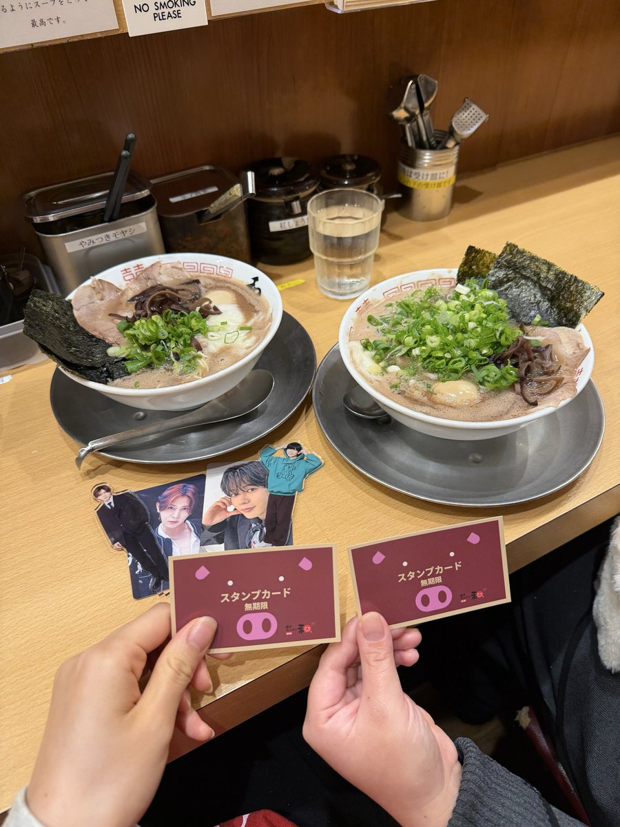 gao815_naniwa's tweet photo. 数日前に【博多ラーメン 和】行ってきた🍜
よにのでも行ってたから山田担の友達と開店1時間前に並んだけど少し間に合わず😣丈くんと同じ席お邪魔しました🙇🏻‍♀️美味しかった〜☺️食べた後移動しておしゃべりしてたら謙杜の大親友💜と遭遇した😳関東来て4年半経つけどジャニーズは初めて😳実物かっこよかった https://t.co/BPzLziuudc