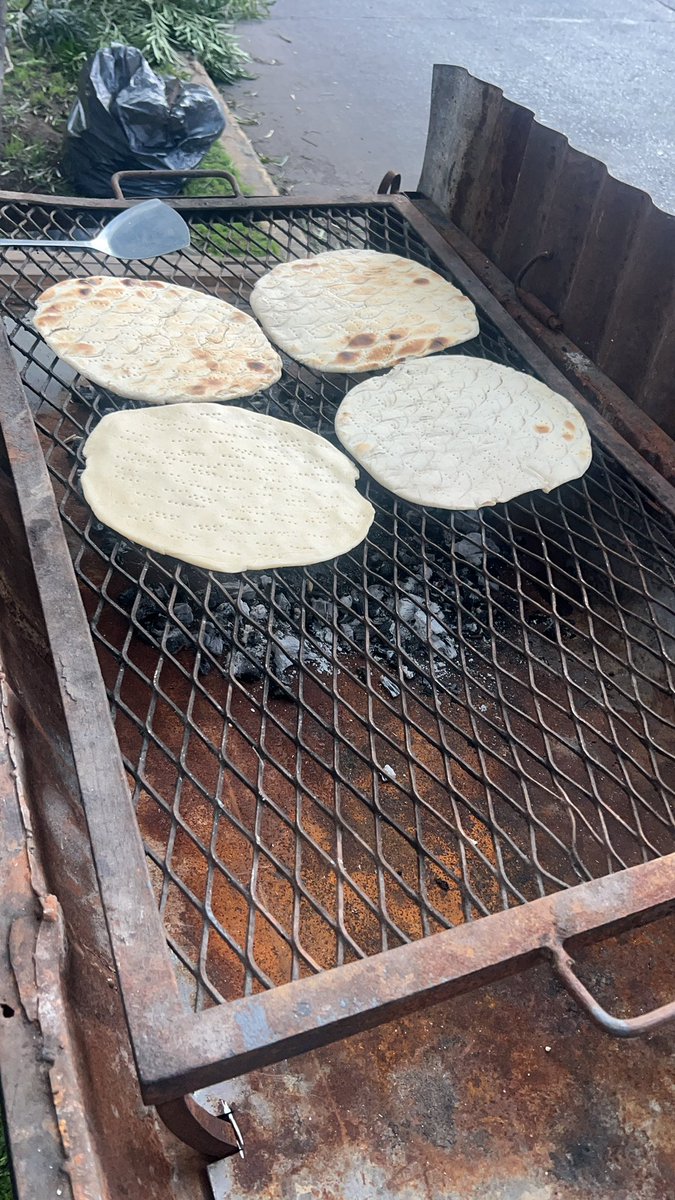 MatiiAldobonzi1's tweet photo. Me quedé sin laburo y no encuentro trabajo asique hoy me puse una parrilla para vender tortillas pensé que no iba a vender nada en dos horas vendí 20 tortillas la que había preparado gracias a la gente que me ayudó se lo agradezco de corazón https://t.co/8NnmcLMMSo