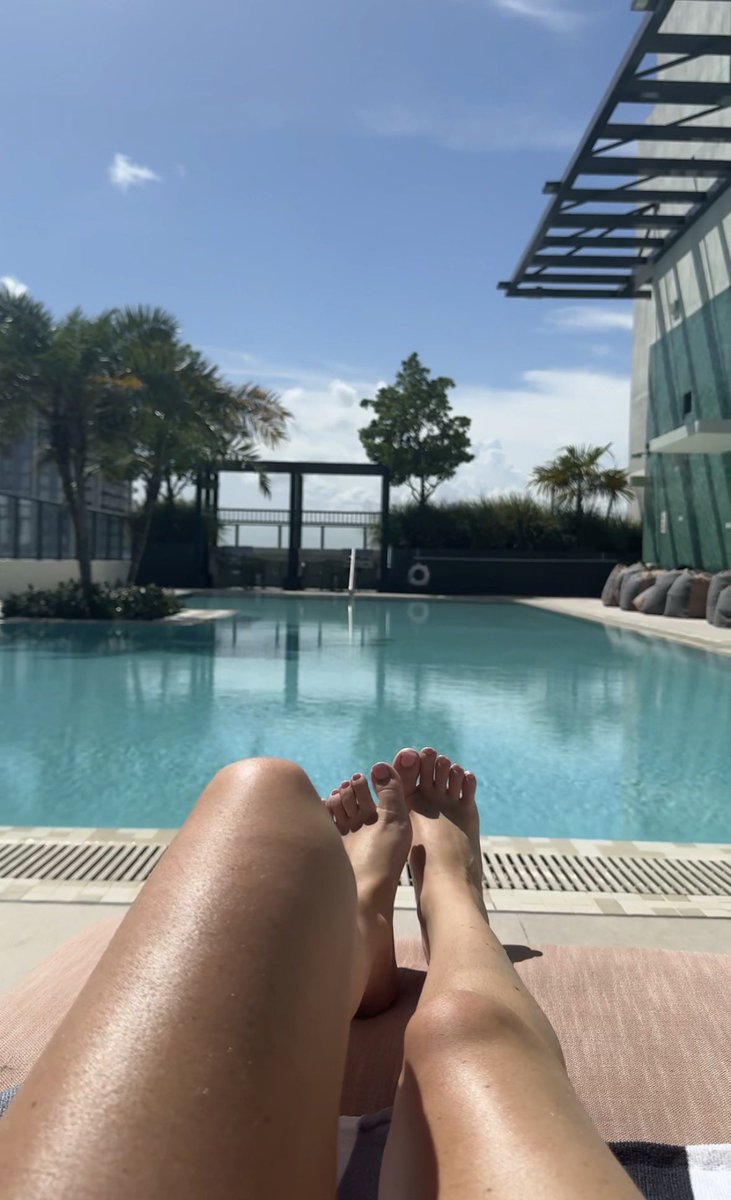 siennaprincesss's tweet photo. Lounging around while you work and ache to give Princess every penny 🦶🏼👙 https://t.co/oZ9WTGBIFS