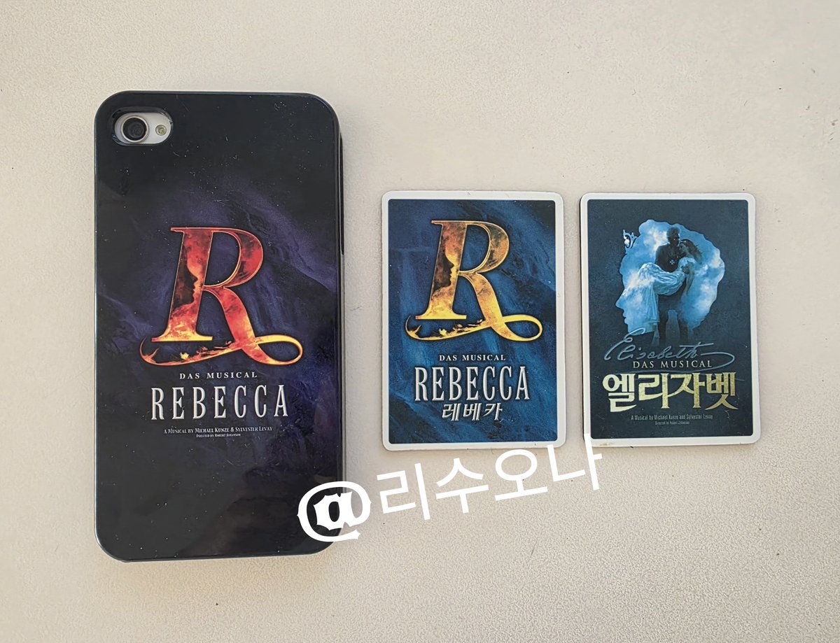 risuonaanimamia's tweet photo. 뮤를 엄청 본게 2011-14인데 생각해보면 그때가 황금기 시작이었던것 같음 그때 수많은 초연이 올려졌으니 레베카도 그랬고 그때 산 i폰 케이스 아까워 안쓰다가 지금은 다 쓴 폰 끼워놓고 있음ㅋ 옆은 emk뮤 마그넷 3개 1만원인가? 할때 산거 모촤 보고 취향 아니어서 안샀다가 뒤늦게 치이고 후회 https://t.co/QB6LUcTtfk