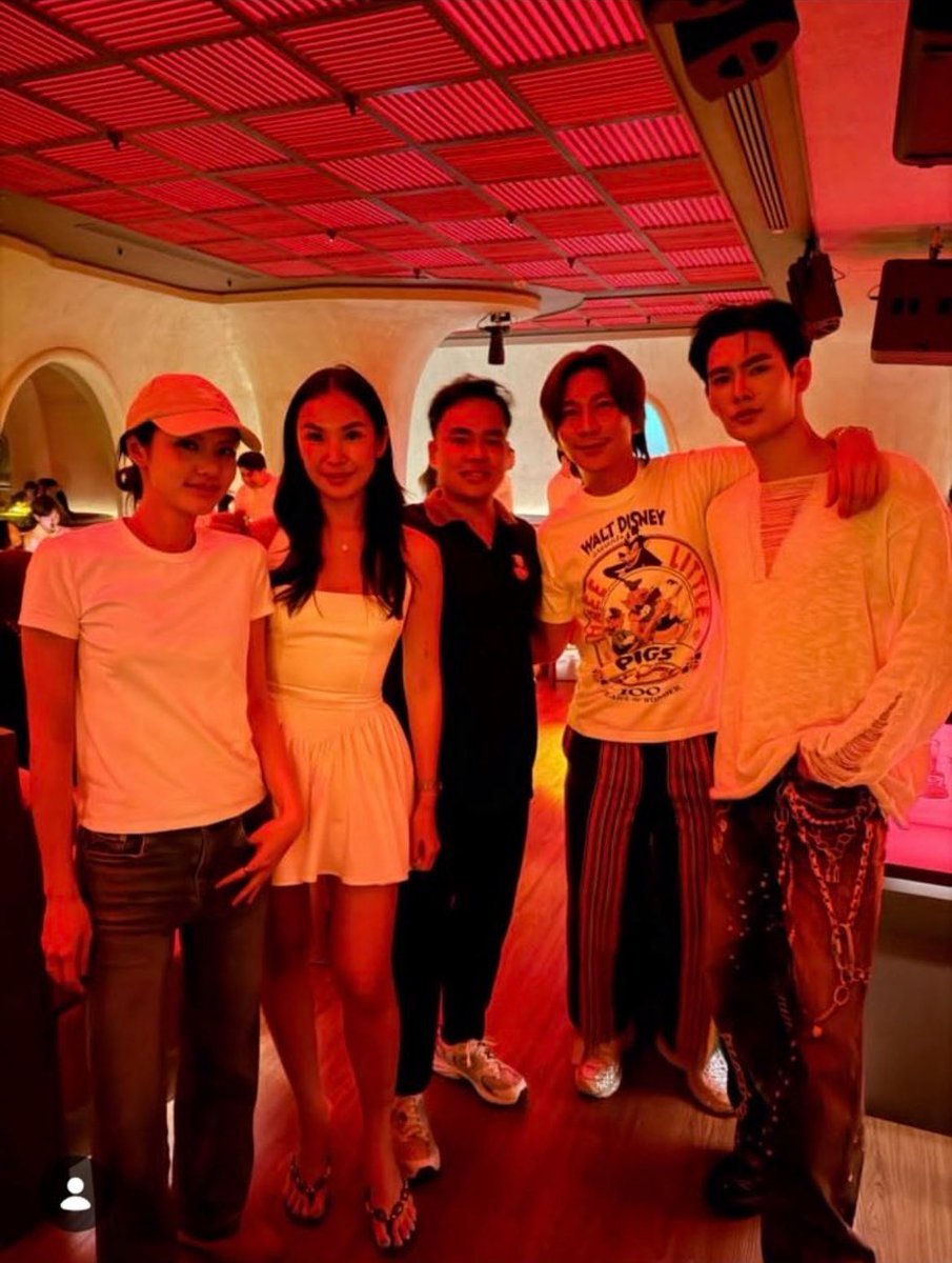 Samhee_san's tweet photo. Forgive my gay sister😔 she's a little awkward without her wife. Looking like she was forced to pose for the pic 😭 https://t.co/NYbct2jAU7