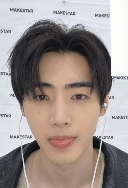hoonkiepie's tweet photo. can we start a trend where you post your pet and your bias https://t.co/GogC9IYtfk
