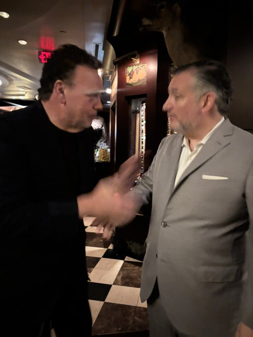 callodehacha's tweet photo. 🔴 FAITELSON SE REÚNE CON QUIEN QUIERE INVADIR MÉXICO

El comentarista de deportes @DavidFaitelson presumió que intercambió “puntos de vista” de política con @tedcruz; el senador de Texas que ha insultado a México y está a favor de que EE. UU. meta tropas a NUESTRO país. https://t.co/yO5p8s4SSJ