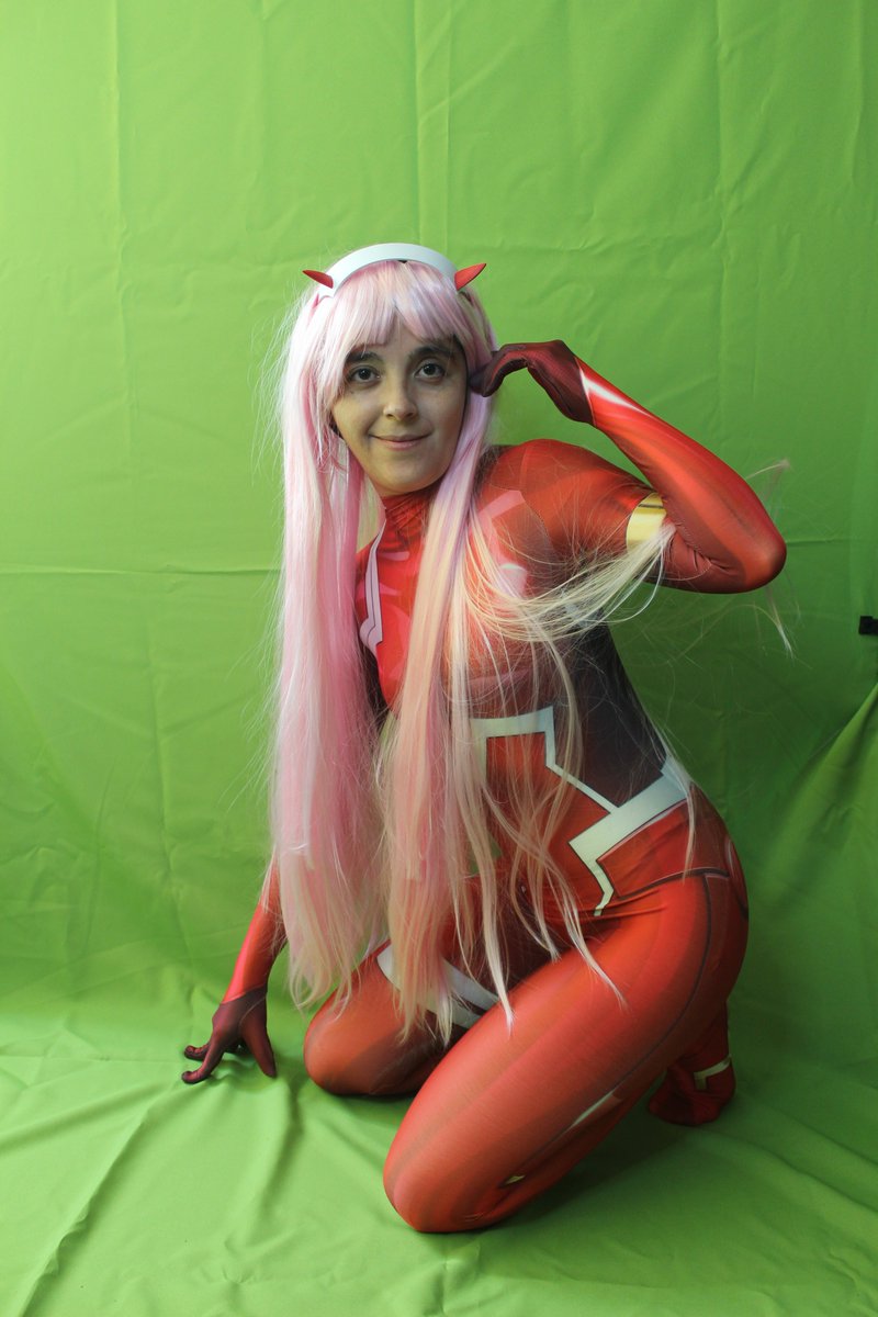 thiarebunny's tweet photo. 💗 Zero Two lista para el combate 🔥 Su traje es puro estilo, actitud y un toque atrevido 😈✨ ¿Qué opinan de este cosplay? Sígueme para más looks y nuevas transformaciones 💕 #ZeroTwo #Cosplay #AnimeCosplay @thiarebunny https://t.co/Ntp9aNmDwJ