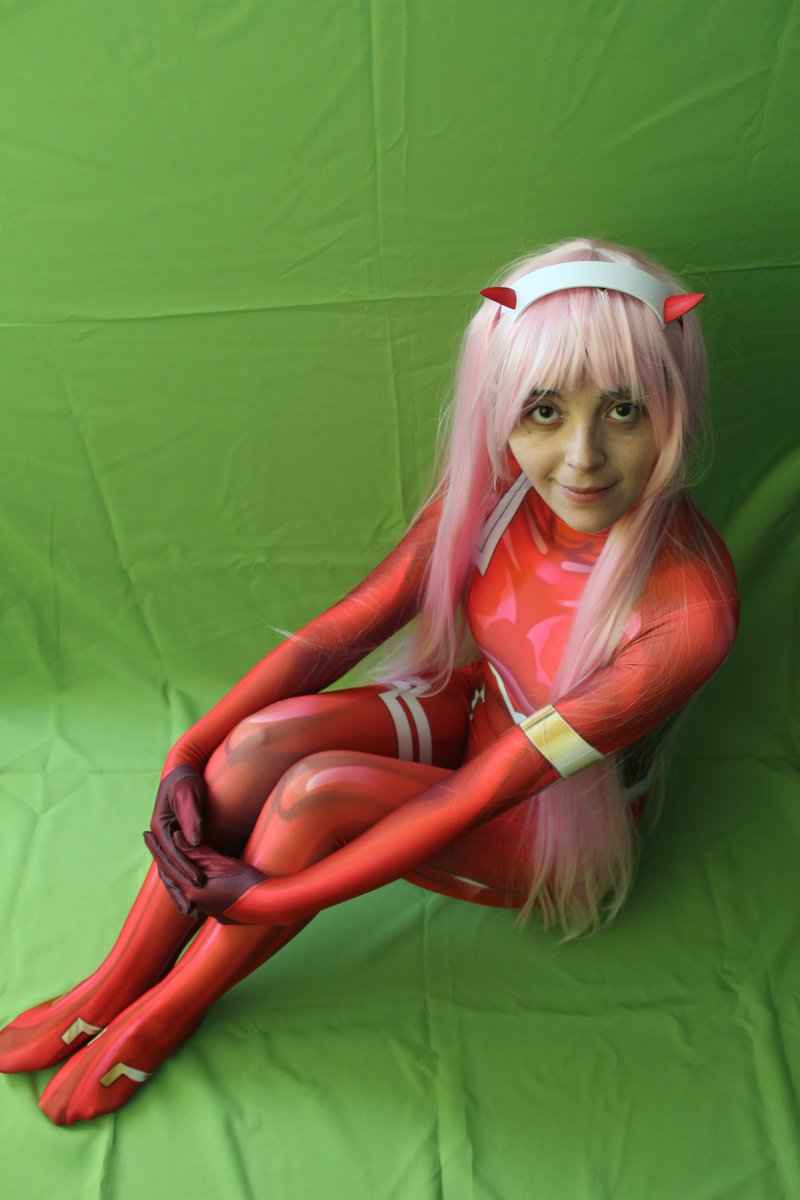 thiarebunny's tweet photo. 💗 Zero Two lista para el combate 🔥 Su traje es puro estilo, actitud y un toque atrevido 😈✨ ¿Qué opinan de este cosplay? Sígueme para más looks y nuevas transformaciones 💕 #ZeroTwo #Cosplay #AnimeCosplay @thiarebunny https://t.co/Ntp9aNmDwJ