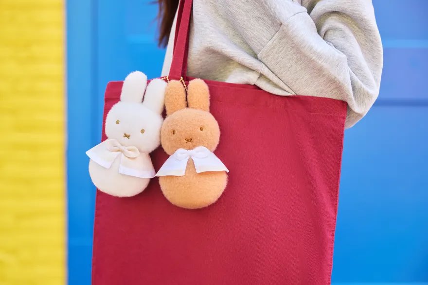 miffy_update's tweet photo. ✨🐰【ハウステンボス情報】🐰✨

「ミッフィー・クリスマス」

新グッズも登場🐰
・クリスマスマスコットリース
・雪だるま ミッフィー＆メラニー　マスコットキーチェーン
・クリスマスアドベントカレンダー

📅11/6〜販売予定
※アドベントカレンダーは11月中販売予定

🔗 https://t.co/CVLKylTI8C https://t.co/uvPjgfNJ2z