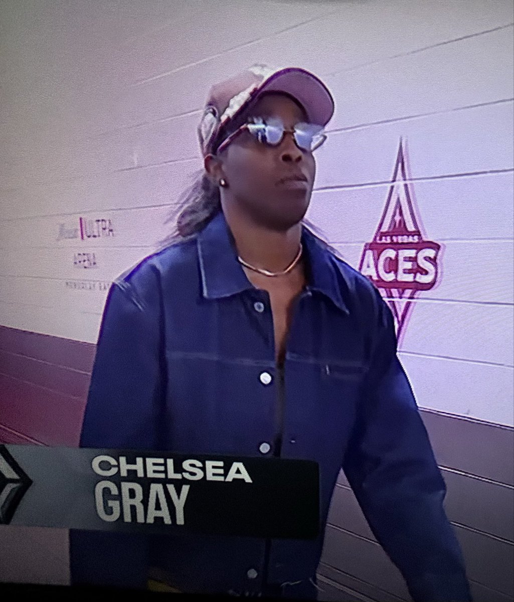 Hero_OfThe_Day's tweet photo. Chelsea Gray just arrived at the arena…….Trying to act cool after we saw her go INSANE because an old guy “pointed” lol https://t.co/Q7OL6ziixm