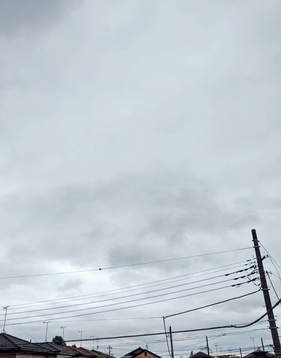 NORI_010311's tweet photo. おはようございます😃

昨日は晴れていたのに…
今日も曇り空⛅️

#イマソラ 
#空がある風景 https://t.co/Q0NZonySNc