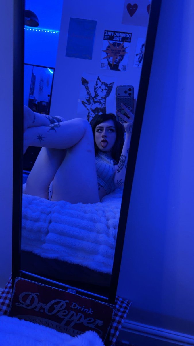 ElowynnMarie's tweet photo. if i looked at u like this in person, would u keep your composure? 👀 https://t.co/OUfDsDKTpe