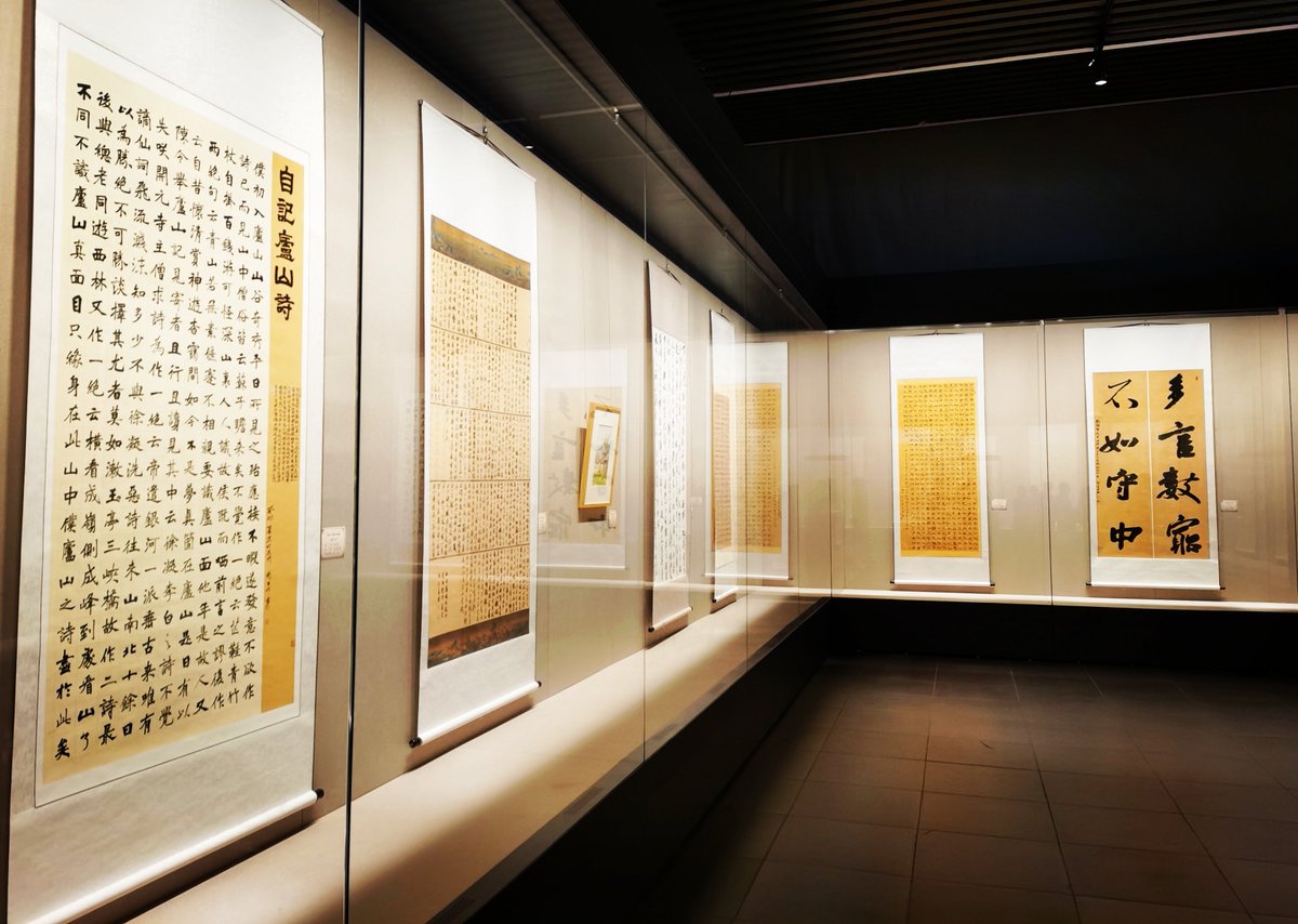 LqvvKhzwhxkvP9v's tweet photo. Today I got to see the wonderful painting of "纶张勒" in the museum, its unique strokes really impress me! https://t.co/GdjDG2Dq4M