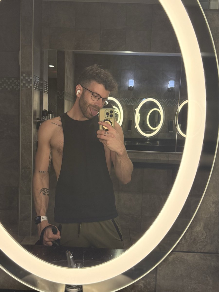 JustJay_XOX's tweet photo. Proof I went to the gym today 😗

#gay #fitness #gayfitness https://t.co/PaXp3w7Kq0