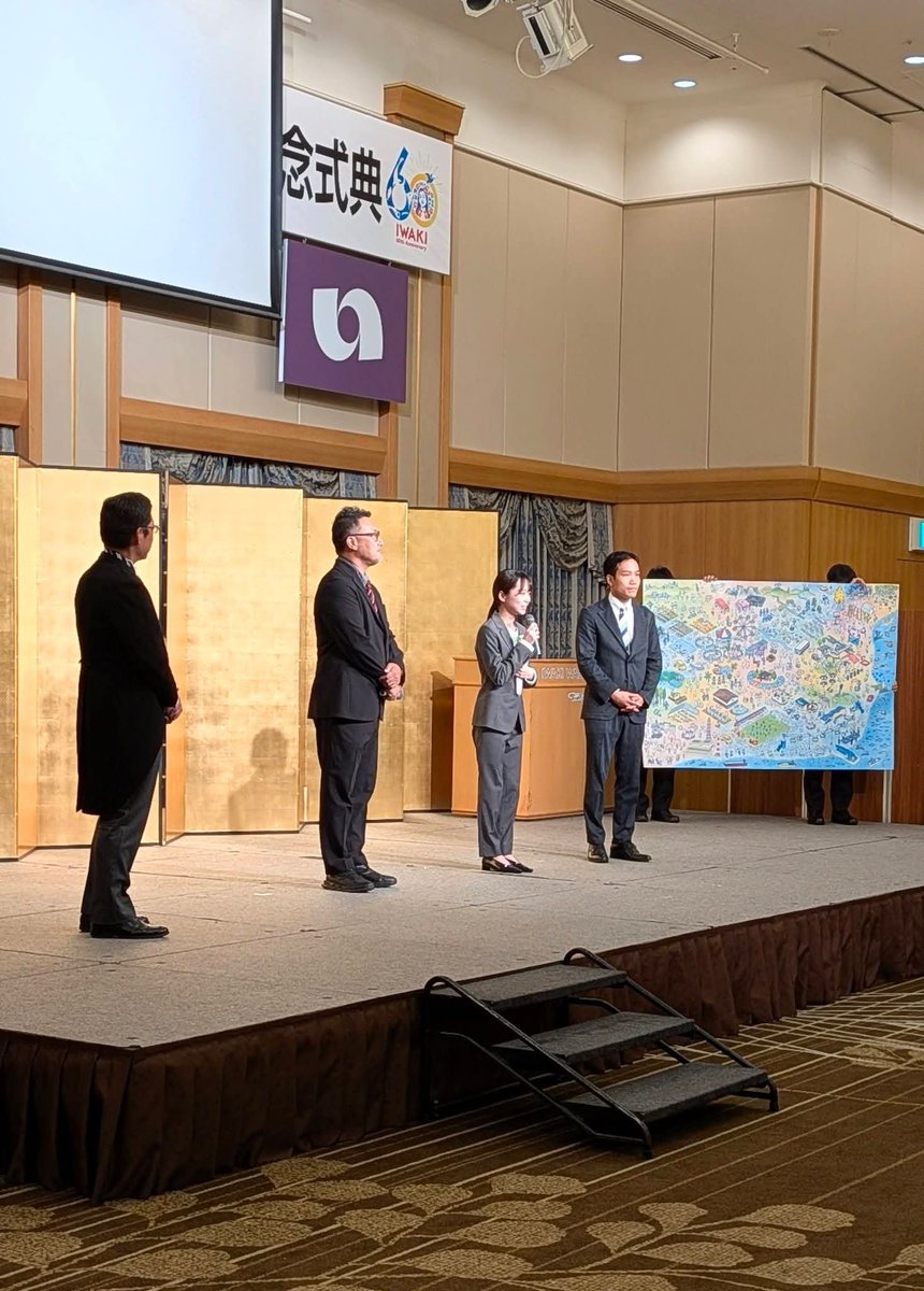 uchida_iwaki's tweet photo. ✨️㊗️市制施行60周年㊗️✨️
10/1は、いわき市、市制施行60周年記念式典でした。
本市は、幾多の困難を乗り越え、発展を遂げてきました。
炭鉱の閉山、東日本大震災、いくつかの豪雨災害などです。
それでも負けず、東北最大級の工業都市として発展をとげ、また着実に復興を前進させました。

これからは100周年目を目指し、脱炭素・DX産業の先端都市、国連と連携した国際防災都市を目指し、市民の皆様の声を聞きながら、幸せを実感してもらえるまちづくりへ、更なる発展を目指します。

式典で以下の表彰等を行いました。
◎特別表彰
特別表彰として、市外在住者のうち長年に渡るご尽力により顕著な成績を収め、本市の振興発展に貢献された方々3名、歴代市長1名、歴代市議会議長2名の計6名を表彰

◎市政功労者表彰
市政功労者表彰として自治功労、教育文化功労、社会福祉功労、ボランティア功労の22人・1団体を表彰

◎若手の未来ビジョン
市制60年の節目に、市制100年を見据えて策定した若手チームから「未来ビジョン」の発表

◎甲子園での活躍を称える感謝状
この夏、本市に最高の花を添えてくれた、東日本国際大学附属昌平高等学校硬式野球部へ市制60周年記念感謝状の贈呈
#いわき市