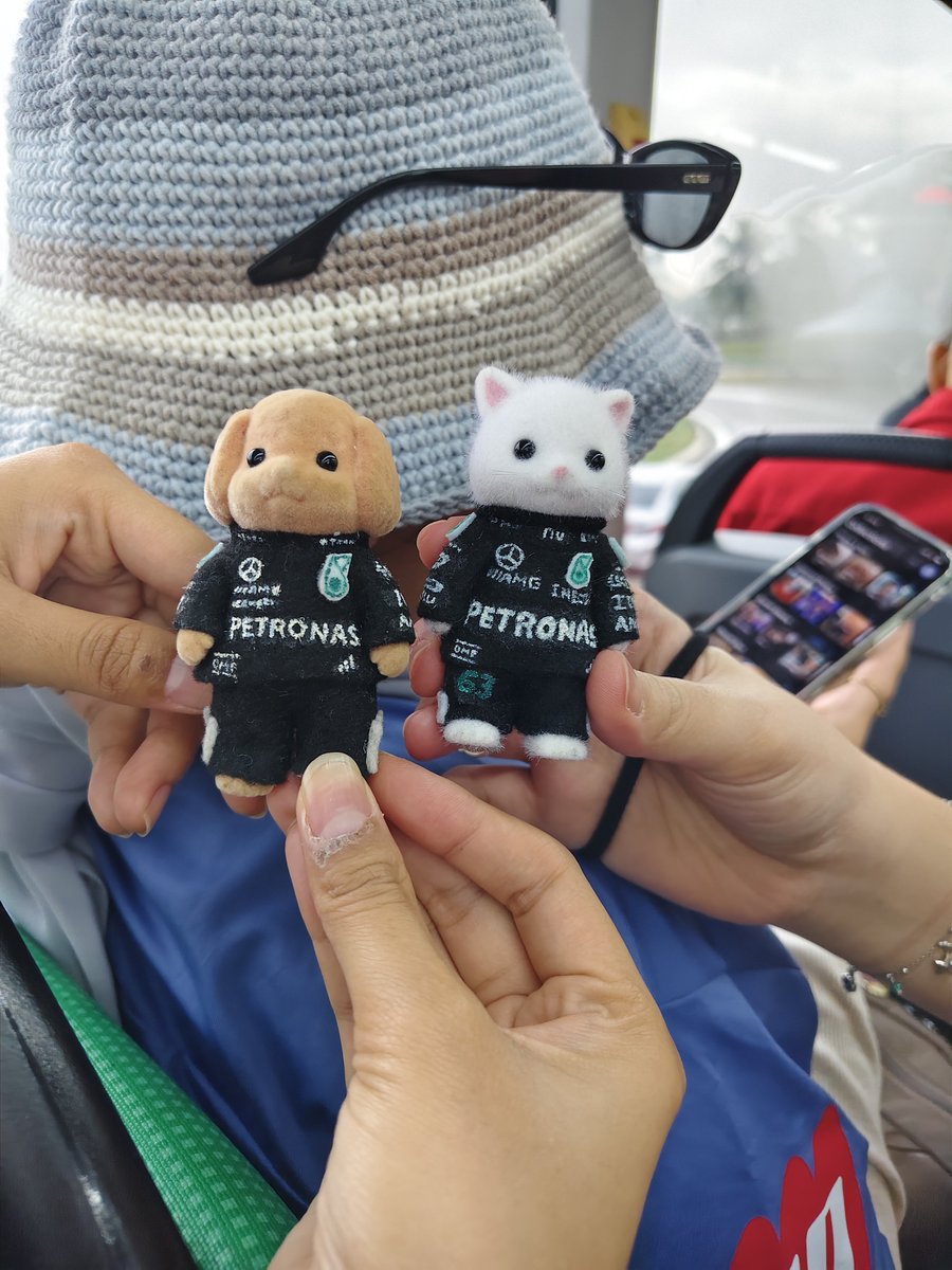mooniphany_'s tweet photo. Look at my sister oomf's custom Sylvanian family outfit + Russtappen doll https://t.co/68CF02teRL