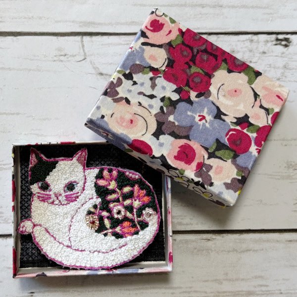 tamakic1's tweet photo. 手刺繍オリジナルブローチ＊女の子ちゃん🌷
#creema に出品しました🐈

#刺繍  #猫 #embroidery https://t.co/PLgWWzf4ya