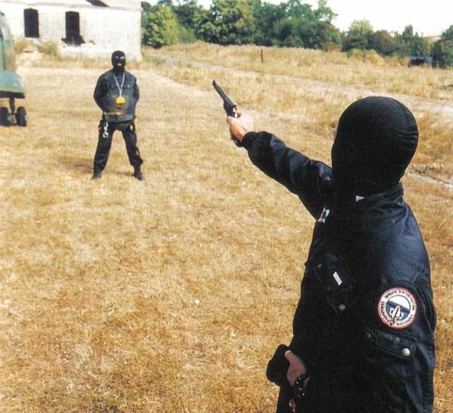 blackstarops's tweet photo. the GIGN “trust test” https://t.co/JSCOLlVS9D