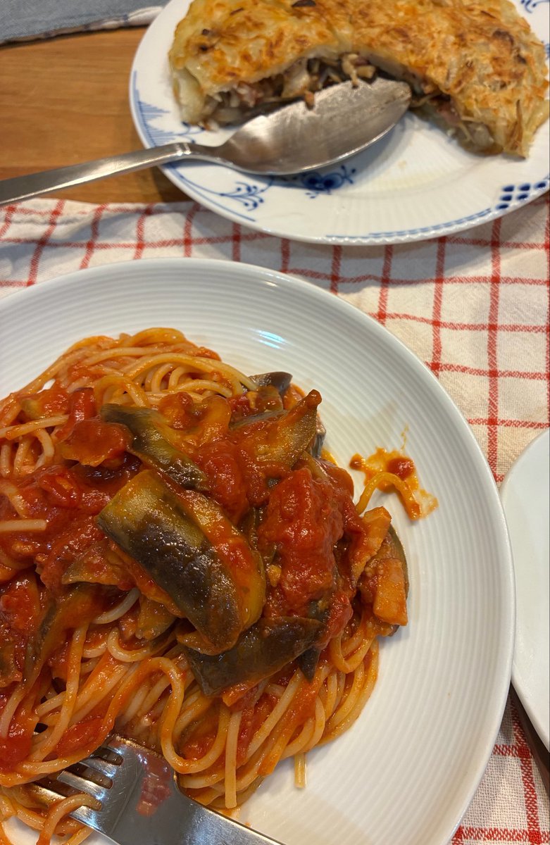 TK22001765's tweet photo. 夕ごは〜ん
ジャガイモ🥔のガレット
なすベーコン🥓🍆トマトソースパスタ🍅 https://t.co/oUMAdwp3Mx