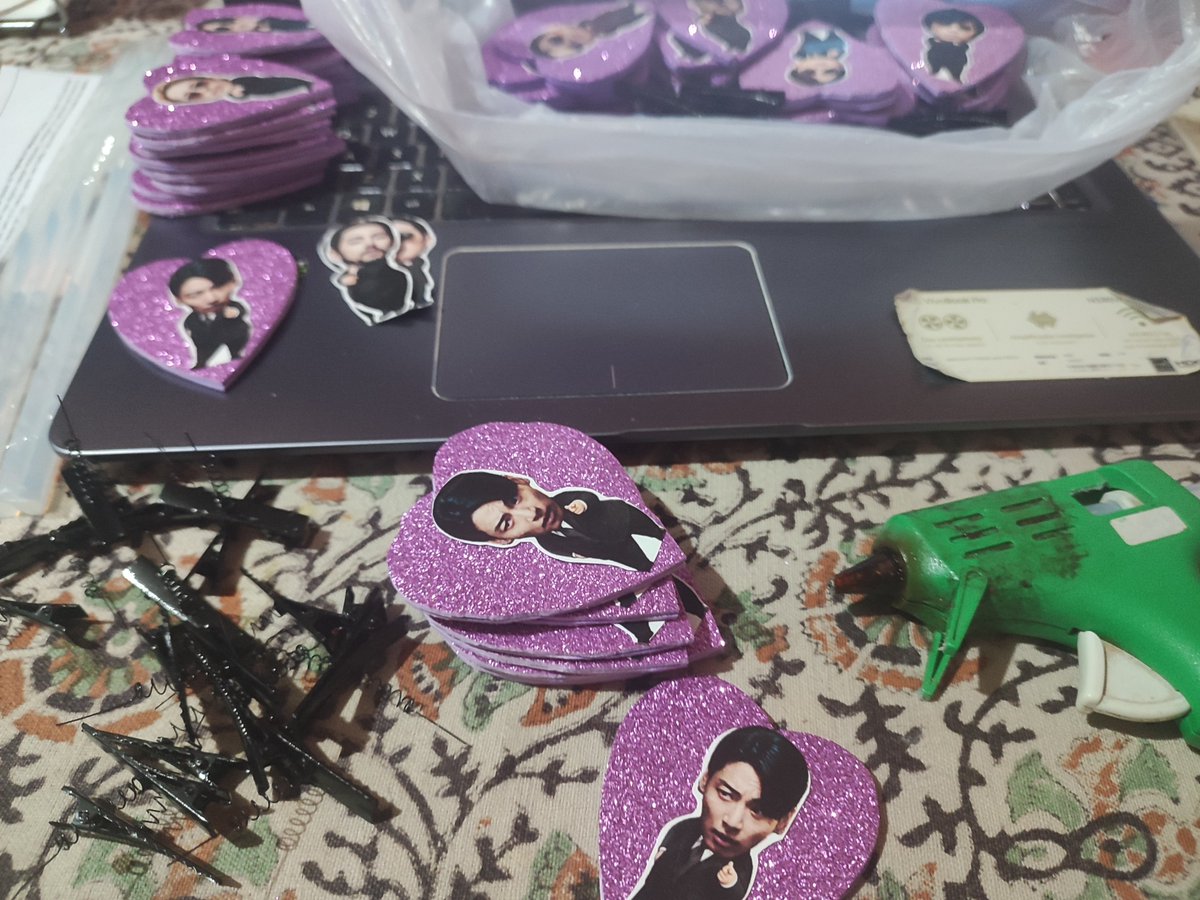 MayNessJH's tweet photo. Yo terminando los últimos fribis para las Armys de mierda y las hdp me dejaron sin hora para la pop up, llendo de región es más difícil lpm voy solo x 3 días a Santiago y kria comprar mi Army Bomb ahí 🖕🏻voy a imprimir esa imagen para poner en las bolsitas Armys de mierda 🫠 https://t.co/xJeluV0Hp7