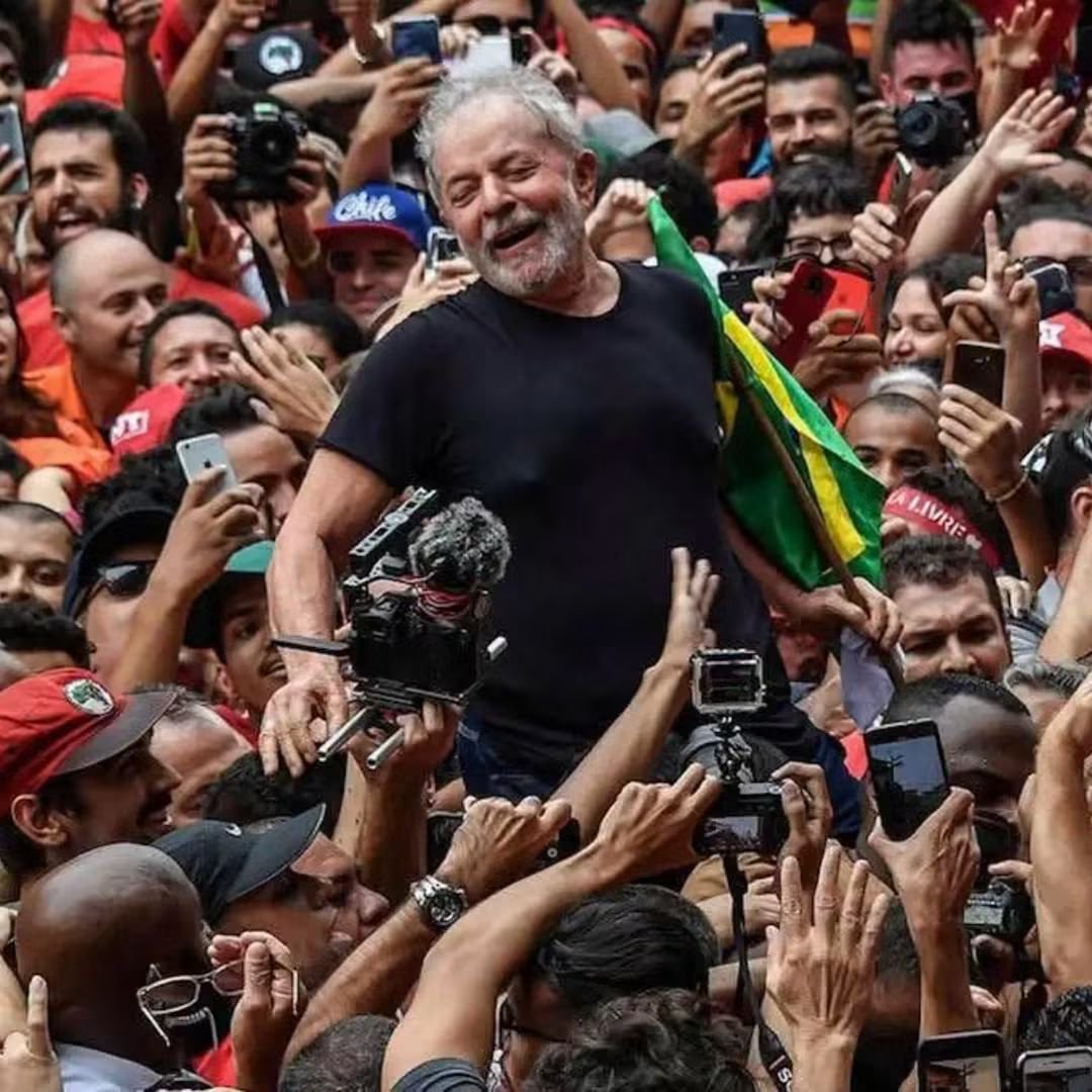 LichaWonderland's tweet photo. “Nunca pensé que poner un plato de comida en la mesa de un pobre generaría tanto odio en una élite que se harta de tirar comida a la basura todos los días”.

— Luiz Inácio Lula da Silva https://t.co/2fNvhnaxiF