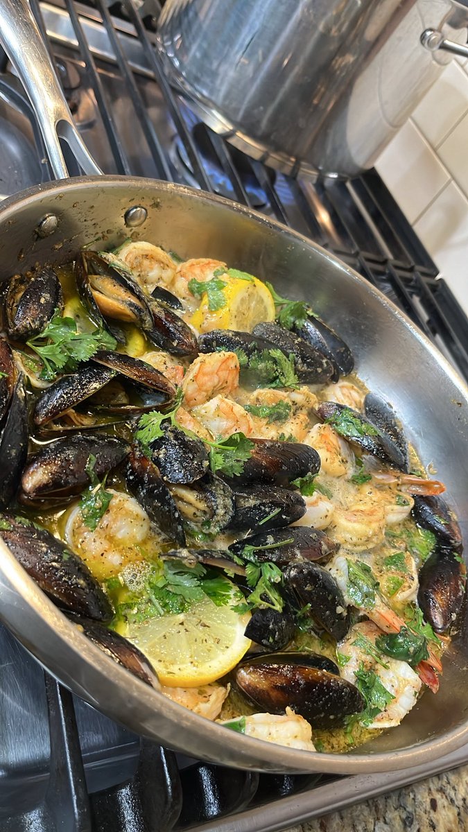 FoodTrapper's tweet photo. Shrimp &amp; Mussel Coastal Lemon Cream Pasta, ENJOY! 🦐🍋 https://t.co/ZakLZEYz8B
