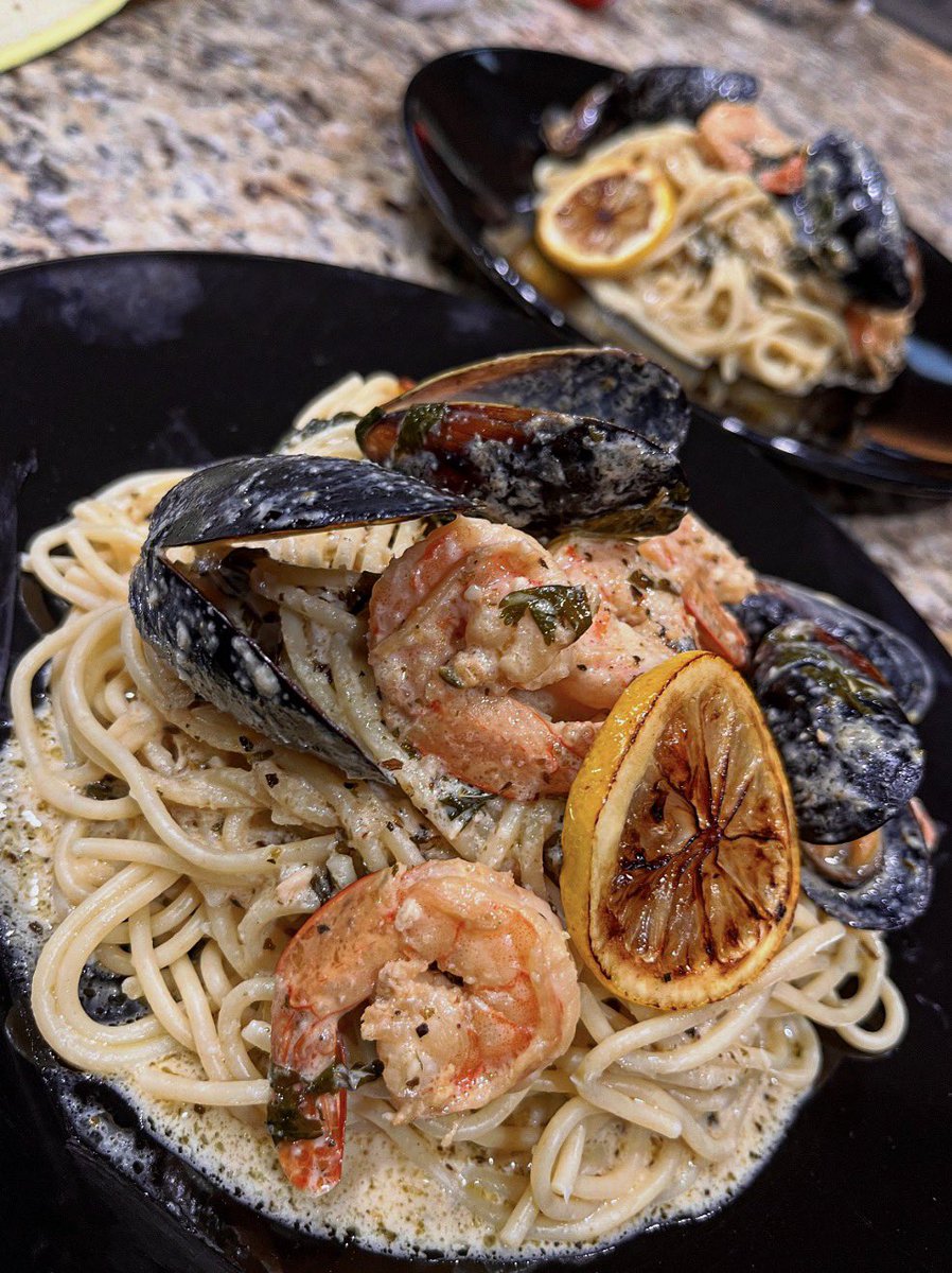 FoodTrapper's tweet photo. Shrimp &amp; Mussel Coastal Lemon Cream Pasta, ENJOY! 🦐🍋 https://t.co/ZakLZEYz8B