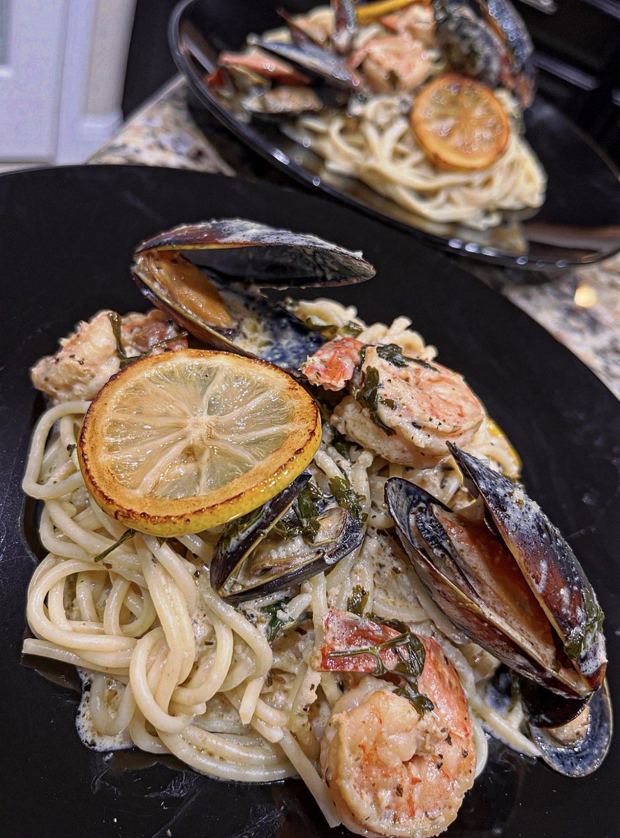 FoodTrapper's tweet photo. Shrimp &amp; Mussel Coastal Lemon Cream Pasta, ENJOY! 🦐🍋 https://t.co/ZakLZEYz8B
