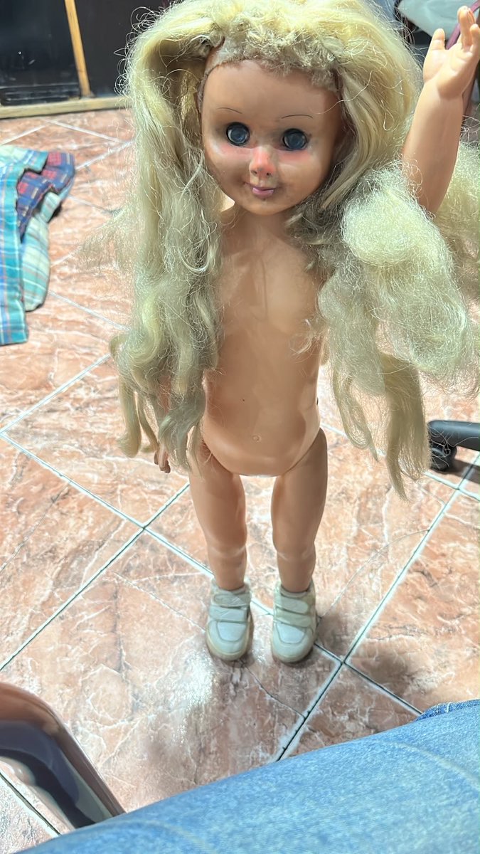 Nereabelenn's tweet photo. la muñeca en cuestión: 
da más miedo que la mismisima anabelle https://t.co/Vfz7vRs0zM