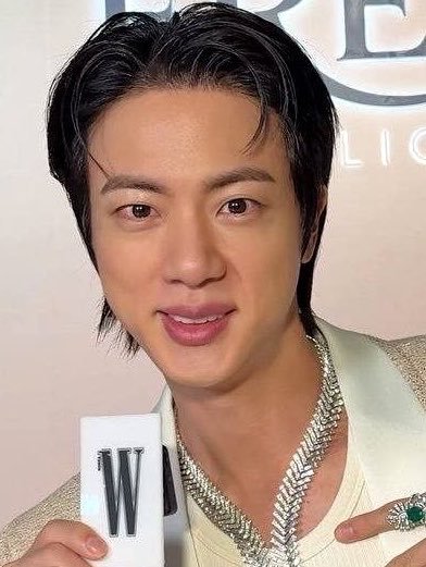 Cabebheghhh__'s tweet photo. Hagjin stans won't accept the fact that retrdd dozen is close to 50 while acting clown, you all jealous of Jungkook cause he is the youngest and treated as the youngest meanwhile clown tuna useless Jin never act as his age, the wrinkle grandpa can't sing can't dance just dozen https://t.co/jUAoTOyGrn