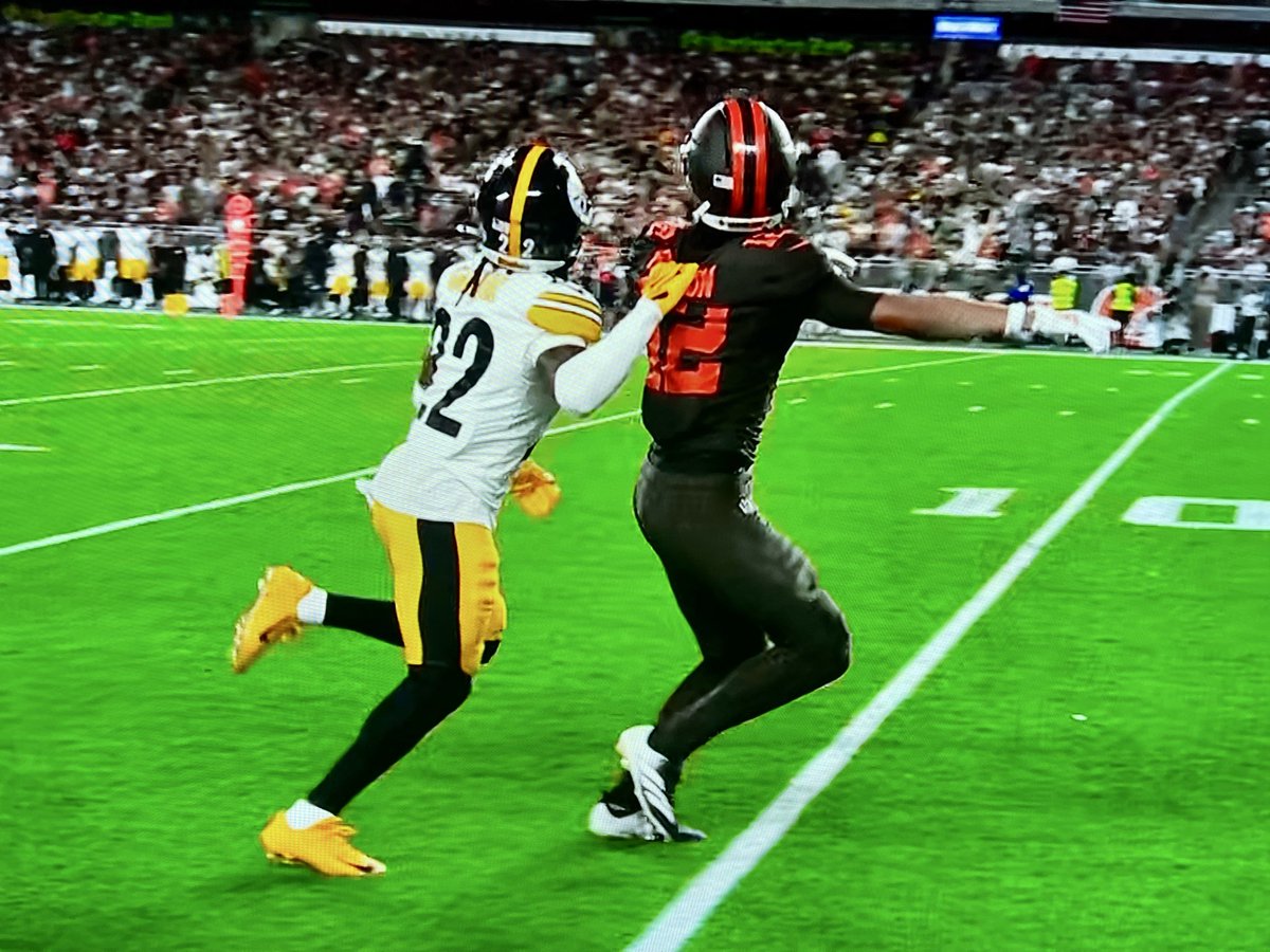 CharlesRobinson's tweet photo. Dude. How do you miss this. https://t.co/KpKrcru3Mw