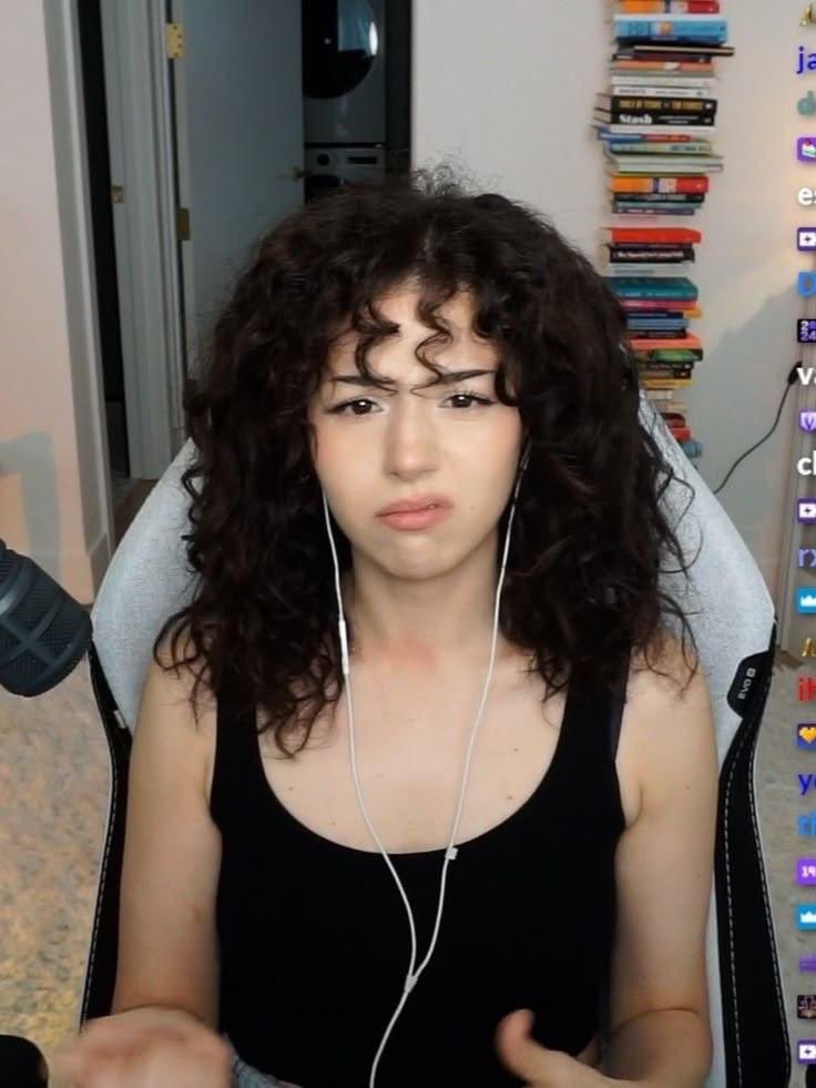 g0101nn's tweet photo. Poki’s face when she sees her little brother sniffing her streaming chair on the recording https://t.co/knT9rFU9Yp