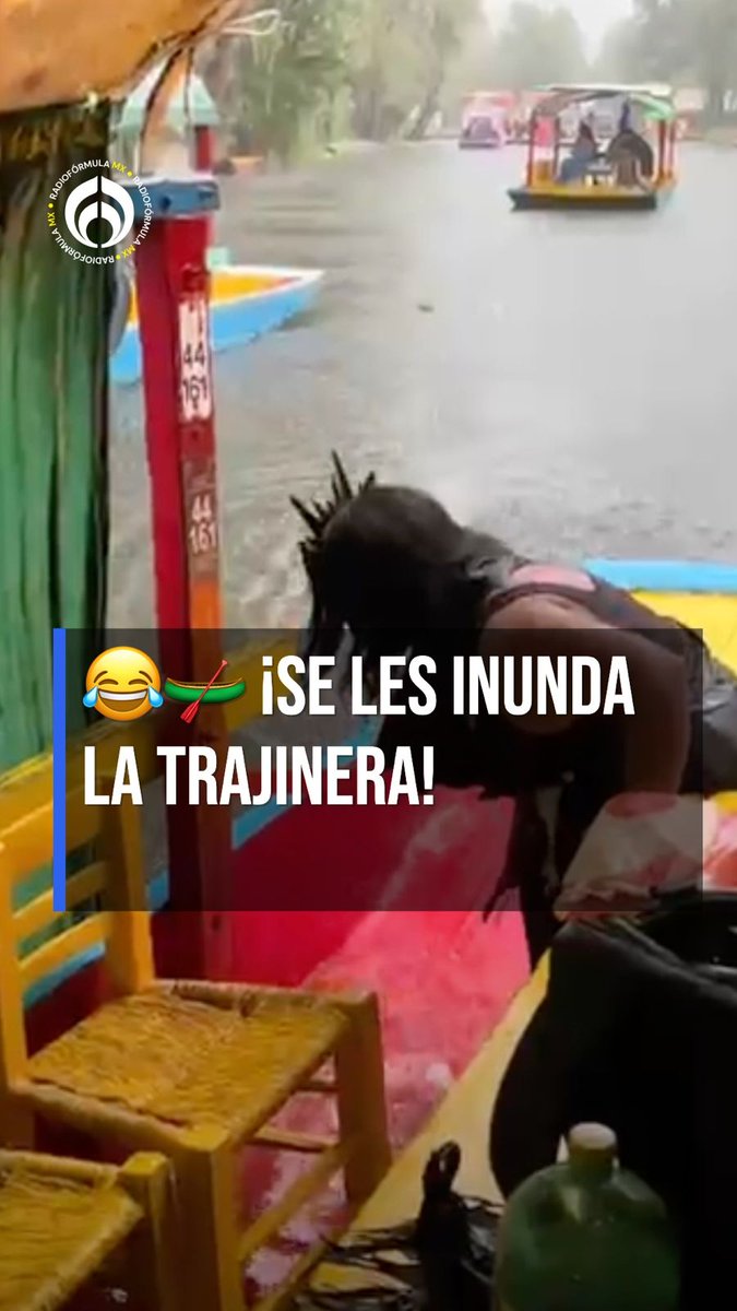 A flooded trajinera canal boat with water pouring in, showing a passenger scooping water out with a small cup, captioned "¡SE LES INUNDA LA TRAJINERA!" with laughing and boat emojis, perfectly illustrating the post's humorous take on using a cup as your "best buddy" during the flooding.