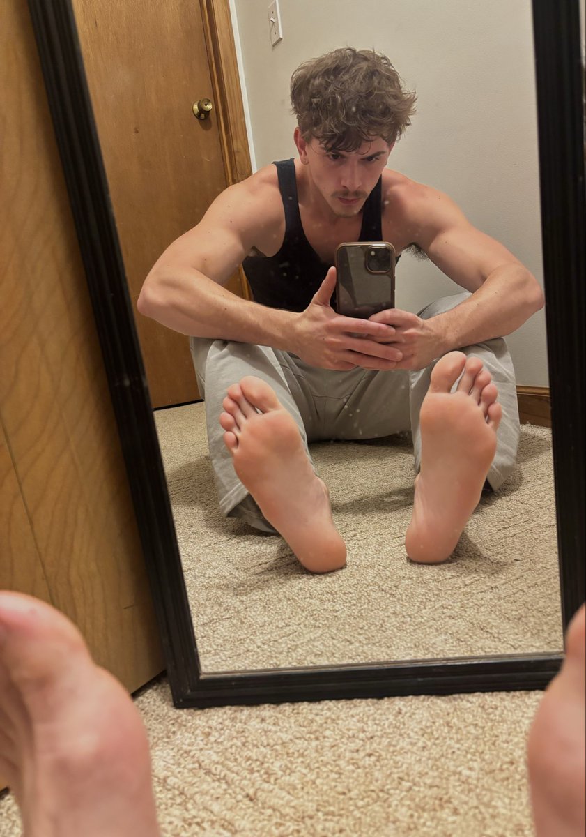 AlphaJT_'s tweet photo. Sweaty soles &amp; dirty mirrors https://t.co/cLhfvBoYKT
