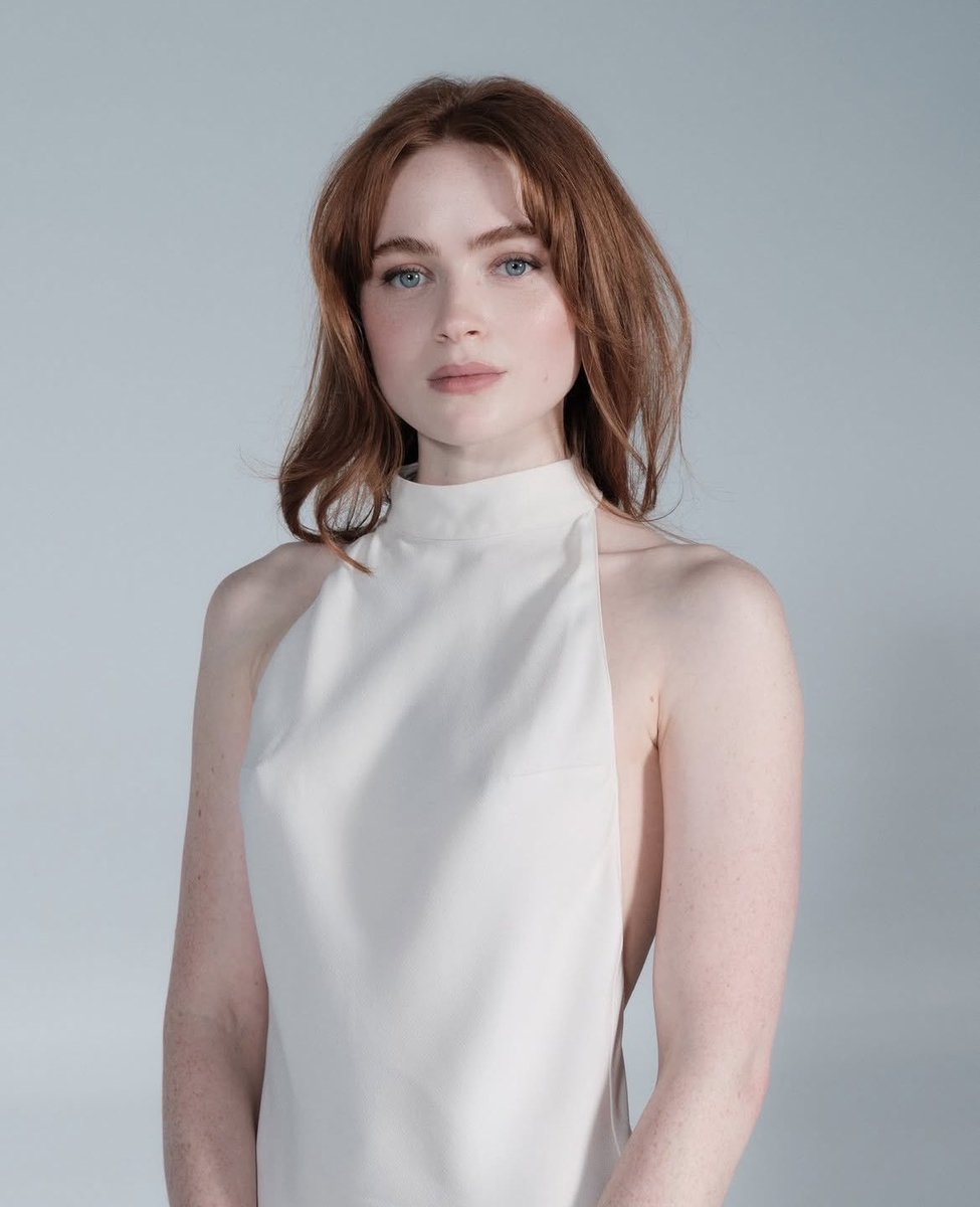 Togata_kun's tweet photo. Sadie sink es un ángel!. Que belleza es vestida de blanco <3 https://t.co/af68l05Ths
