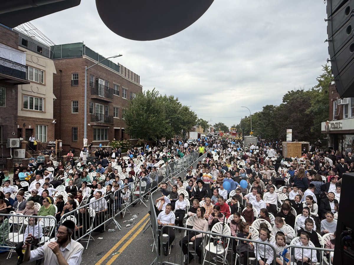 NYPD66Pct's tweet photo. The NYPD 66th Precinct was proud to attend and help protect the Children’s Pesach Festival on 18th Ave in Borough Park. Our officers were out to help ensure a safe and enjoyable celebration for all the children and families in attendance https://t.co/EbatrGZiNJ