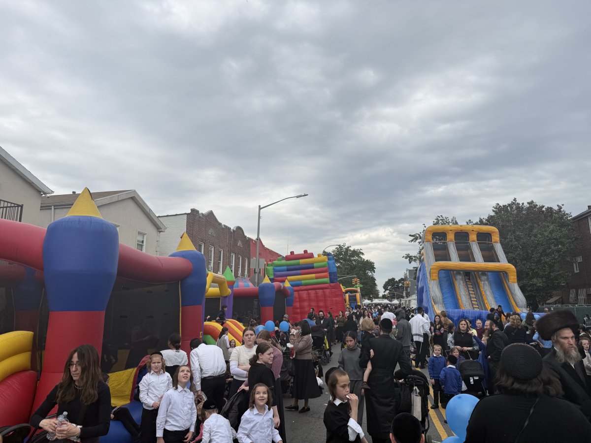 NYPD66Pct's tweet photo. The NYPD 66th Precinct was proud to attend and help protect the Children’s Pesach Festival on 18th Ave in Borough Park. Our officers were out to help ensure a safe and enjoyable celebration for all the children and families in attendance https://t.co/EbatrGZiNJ