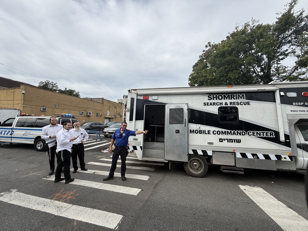 NYPD66Pct's tweet photo. The NYPD 66th Precinct was proud to attend and help protect the Children’s Pesach Festival on 18th Ave in Borough Park. Our officers were out to help ensure a safe and enjoyable celebration for all the children and families in attendance https://t.co/EbatrGZiNJ