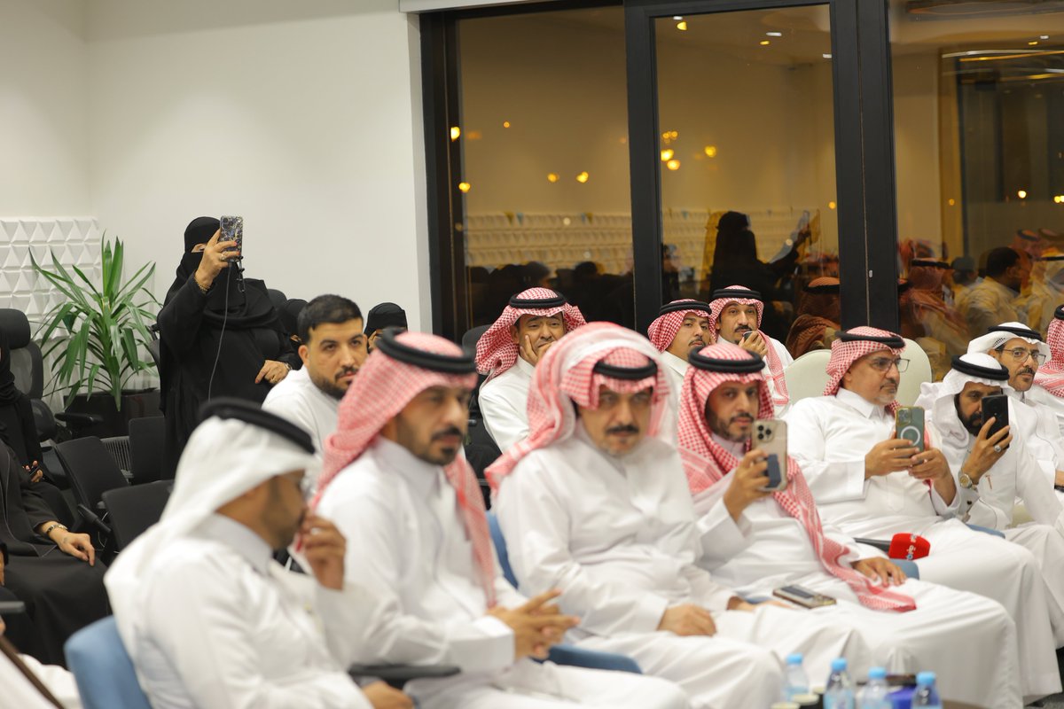Dl_Cultures's tweet photo. بحمد الله، أُقيمت أمس أولى أمسيات #نادي #ديوان_الثقافة_الأدبي
«نبضُ الوطن… بقوافي الشعراء»

ليلةٌ صدح فيها الشعر بالوطن، والتقت فيها الكلمة بأهلها، بحضورٍ جميلٍ أثرى المشهد الثقافي.

كل الشكر لشعرائنا:
@lagfas
@sh_141288 @Mr_Al_Subaie
@muqarin

ولمقدّم الأمسية الإعلامي
@fahd8885 https://t.co/wH0jU6BF1o