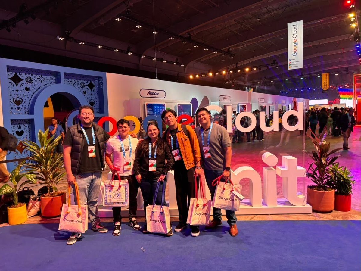VoicesMex's tweet photo. Hoy nuestro equipo de Desarrollo estuvo presente en Google Cloud Summit México. ☁️
En Voices tenemos claro que la tecnología está en constante evolución, y espacios como este nos permiten seguir aprendiendo y ampliar nuestra perspectiva.

#GoogleCloudSummit #Voices https://t.co/sCW6mVdMf7