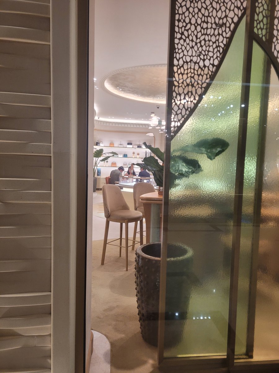davidhirshey's tweet photo. @pedroferriz3 @_JRLB_ Yo me encontré a Bobby López Beltrán comprando en la tienda Cartier en Cancún el pasado martes 13 de septiembre. Cerraron la tie da para él y había mucha seguridad adentro. Esta fue la única foto que pude sacar, porque me cacharon sus guardias. https://t.co/6y9TaZiN35