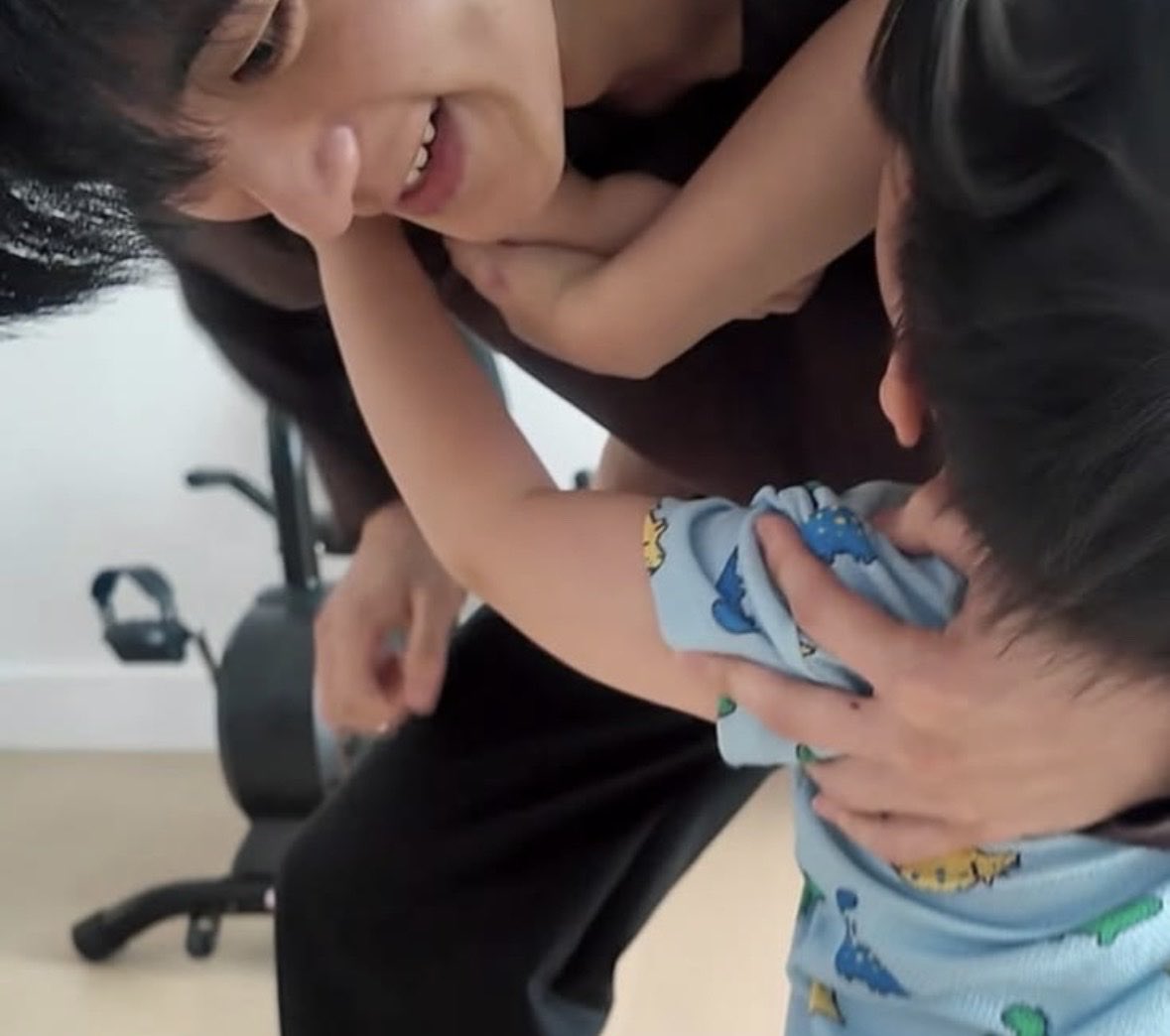 flowaaid's tweet photo. dari kemarin kita sering bilang “PAPAH BANGET” ternyata beneran udah jadi papah anak satu 😭😭 BRIAAAN BAPAKMU CEO 😭😭🤘🏻🤘🏻 https://t.co/gUhOfuqSHr