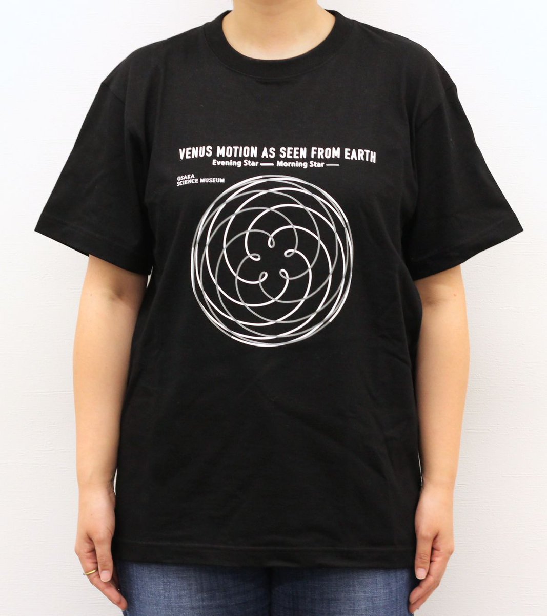osm_shopcafe's tweet photo. #大阪市立科学館 人気グッズ
公転周期Tシャツ👕

大阪市立科学館の学芸員が作成した、
金星の公転周期の図形が描かれたTシャツです！

秋には羽織と合わせるのもオススメ✨

オンラインショップでも販売中！
白もあります♪
https://t.co/PJomMg955C https://t.co/9QGke2YQPH