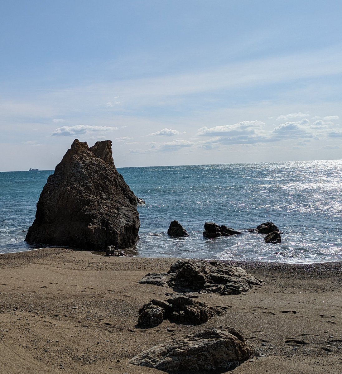 gonfrog_1's tweet photo. 渥美半島、和地町一色前浜のトトロ岩。
波打ち際に佇む…岩はまるで海に来たトトロのようです。
砕ける波、広大な太平洋、空と海を分ける水平線。
とても和みます。
大きく潮が干いた時は岩まで行けますよ。
@sunnysmiles929 
#サニスマ
#トトロ岩
#渥美半島
#田原 https://t.co/a2dIyDdjqx