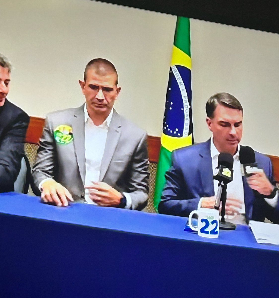 brasileiraoopre's tweet photo. Pq o Irmão do michael scofield está com o Flávio Bolsonaro? https://t.co/QiRleVXztz