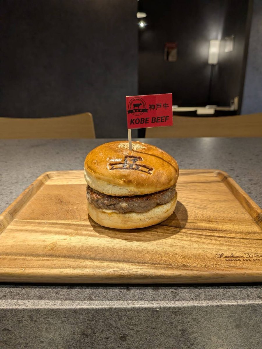 wagyu_worldwide's tweet photo. Our Kobe Beef burger keeps it pure with a 100% Japanese Black Wagyu patty and no fillers 🍔✨ #WagyuBurger #Tokyo #Asakusa #KobeBeef #JapaneseBlackWagyu https://t.co/VHYcysfY4Y