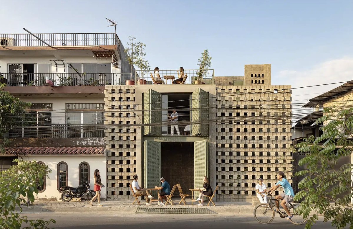 Arquine's tweet photo. La Colmena, en Durán (Ecuador), transforma una vivienda de los años setenta en tres espacios habitables conectados mediante seis patios filtrantes, un zaguán productivo y terrazas compartidas. Un proyecto de Ancestral y Natura Futura. | https://t.co/MprtG3VjDV https://t.co/igk2xoBzRz