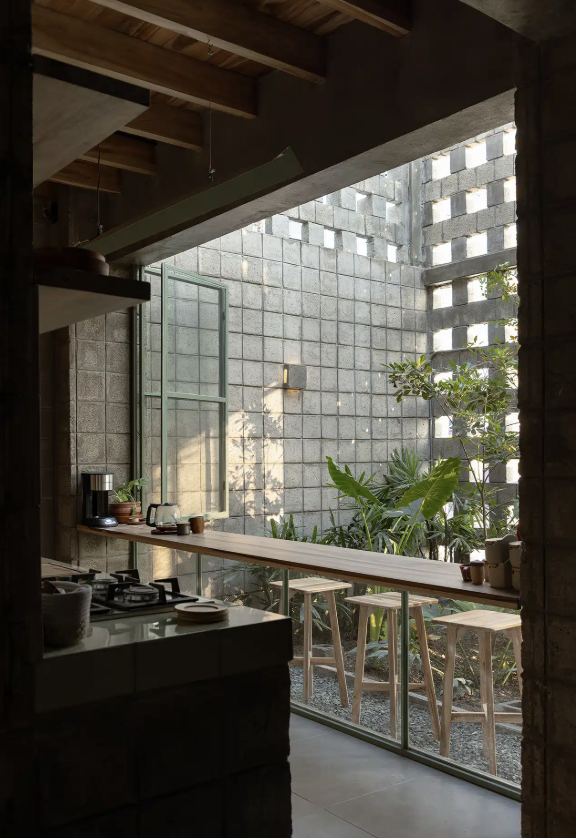 Arquine's tweet photo. La Colmena, en Durán (Ecuador), transforma una vivienda de los años setenta en tres espacios habitables conectados mediante seis patios filtrantes, un zaguán productivo y terrazas compartidas. Un proyecto de Ancestral y Natura Futura. | https://t.co/MprtG3VjDV https://t.co/igk2xoBzRz