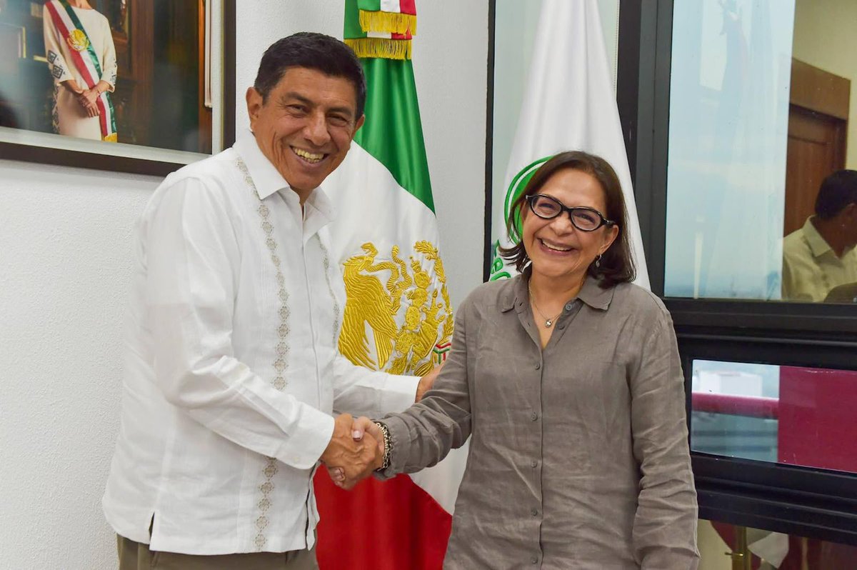 salomonj's tweet photo. Hoy, nos reunimos con la directora general de la @CFEmx, @EmiliaCallejaA, para dar seguimiento a los programas de la Comisión y al mejoramiento del suministro eléctrico en nuestras comunidades.

Además, firmamos un convenio de colaboración que, a través del programa Conecta Joven del @Injeo_GobOax, acercará la conectividad a las juventudes de todo el estado.

Seguimos trabajando para que estos servicios lleguen a cada rincón de Oaxaca.